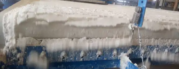 Filter cake discharge on a horizontal vacuum filter