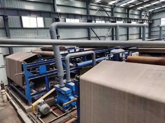 Installed filter cloth and roller arrangement on horizontal belt filtration equipment