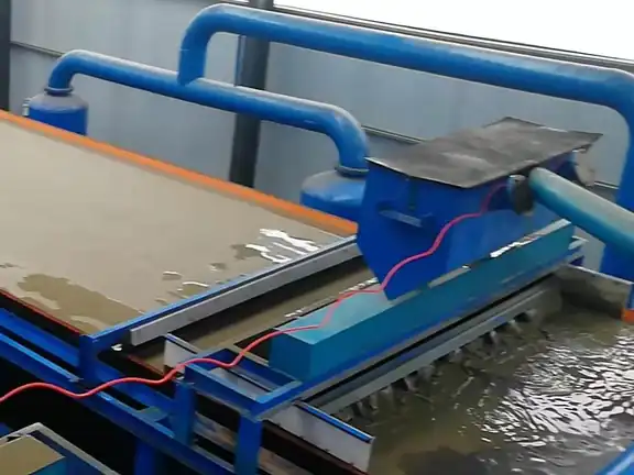 Slurry inlet and distribution area at the feed end of a horizontal vacuum belt filter