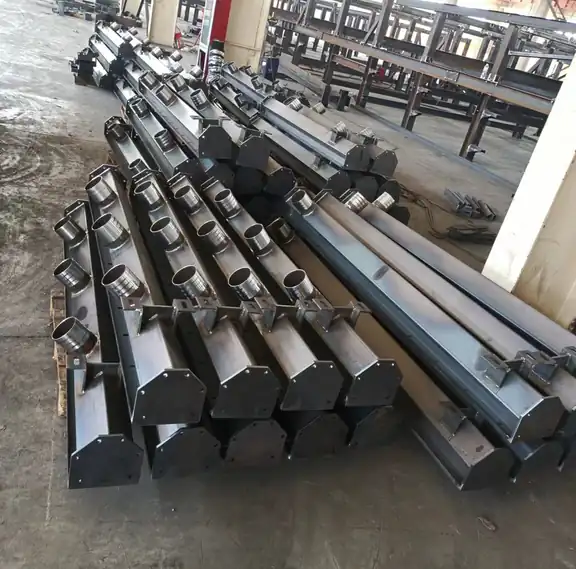 Fabricated vacuum boxes and outlet connections for horizontal belt filters