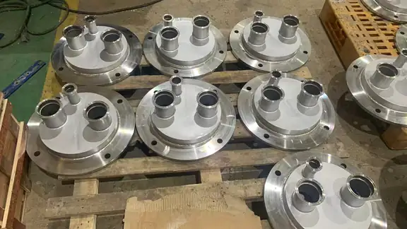 Stainless steel distribution heads for ceramic filtration equipment