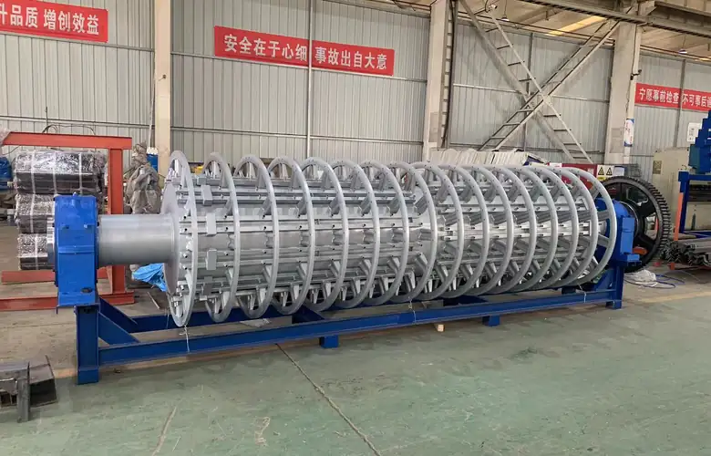 Rotary shaft and disc support assembly for a ceramic filter