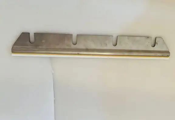 Ceramic filter scraper blade component