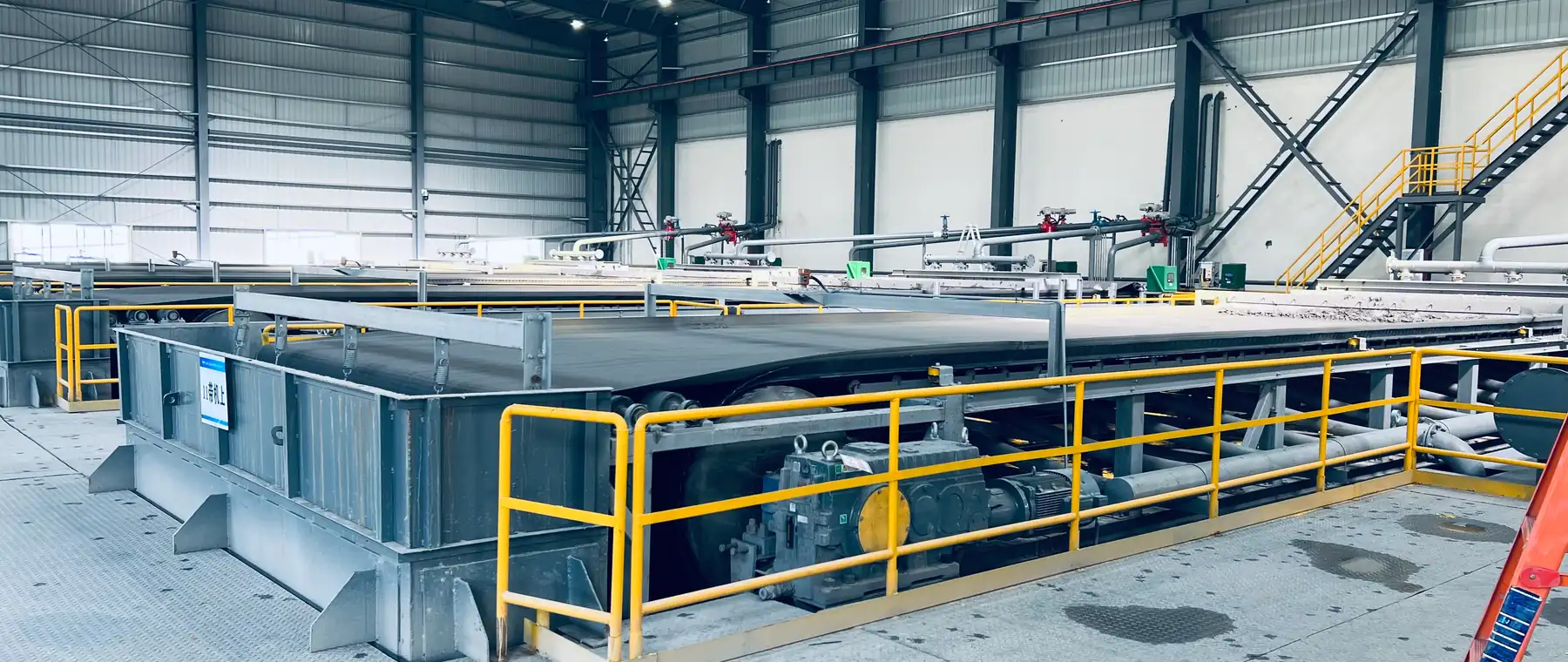 Horizontal vacuum filter operating inside an industrial workshop