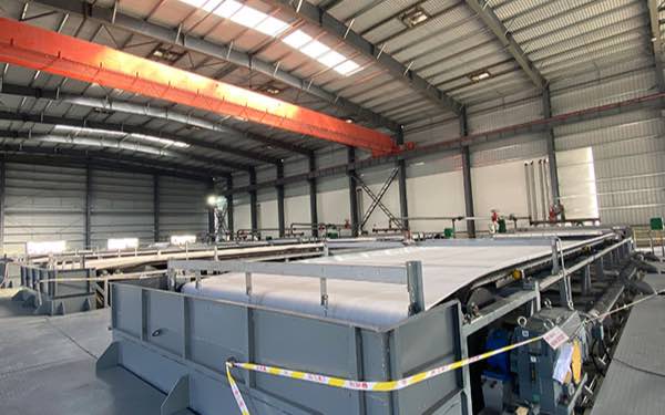 Horizontal vacuum filter installed in a workshop