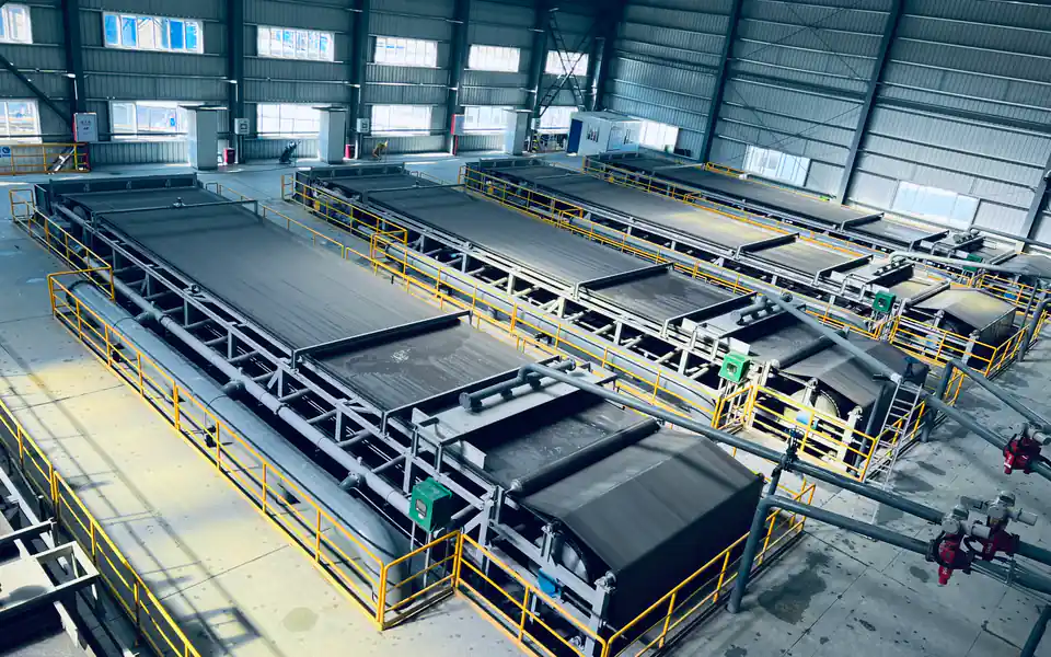 Horizontal vacuum filters installed in a Hexin manufacturing workshop